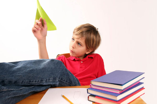 Parenting Tips: पढ़ाई से बच्चों का भटक रहा है मन, तो इन चीजों को रखें दूर