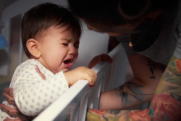 Parenting Tips: अगर रात में जल्दी नहीं सोता है बच्चा, तो मां फॉलो करें ये टिप्स