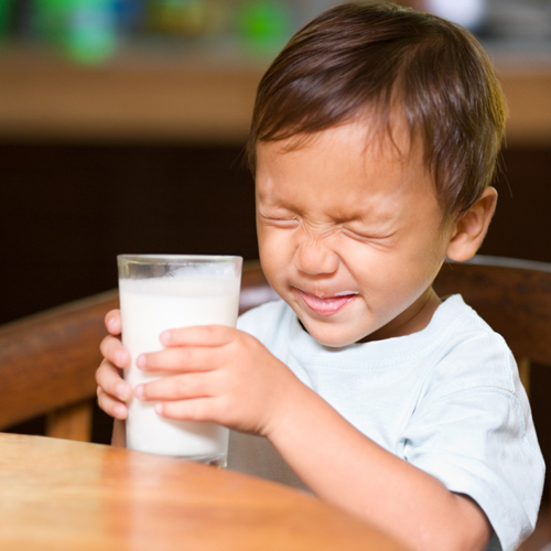 Parenting Tips: बच्चे दूध पीने में दिखाते हैं नखरे, तो इस तरह मन बहलाएं पूरा गिलास मिनटों में होगा खाली