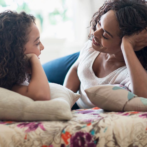 Parenting Tips: बच्चे करने लगे हैं खुद की उम्र से बड़े सवाल, तो ऐसे बताएं सही गलत