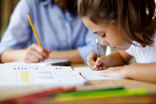 Parenting Tips: बच्चों के रूटीन में शामिल करें ये आदतें, पढ़ाई में लगा रहेगा मन