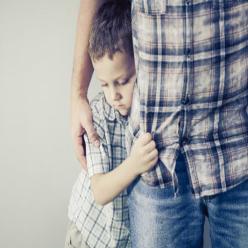 Parenting Tips: क्या आपका बच्चा भी है बहुत शर्मिला, तो इस तरह बनाएं मिलनसार