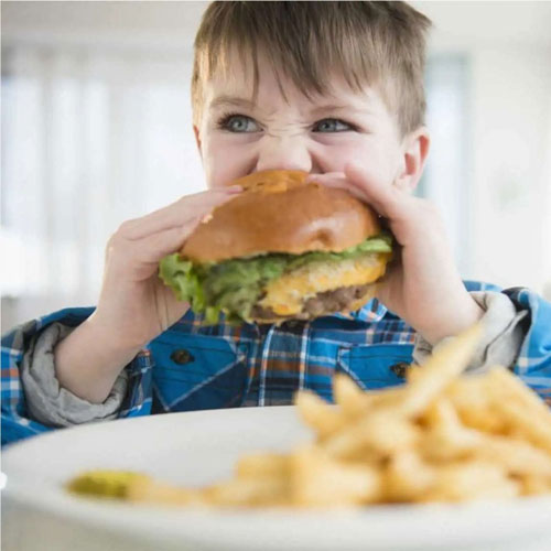 Parenting Tips: बच्चों को इन खाने की चीजों से रखें दूर, सेहत को नहीं होगा नुकसान