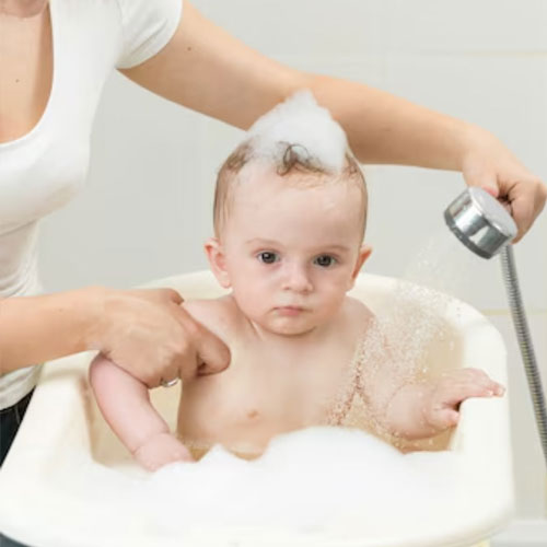 Parenting Tips: सर्दियों में छोटे बच्चों को नहलाते समय इन बातों का रखें ध्यान