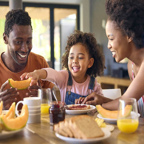 Parenting Tips: गर्मियों में बच्चों की सेहत का रखें खास ध्यान, बिल्कुल न खिलाएं ये चीजें