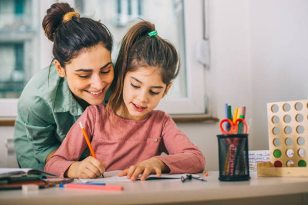 Parenting Tips: अपने बच्चों को भीड़ से दिखाना है अलग? बचपन से सिखाएं ये खास बातें