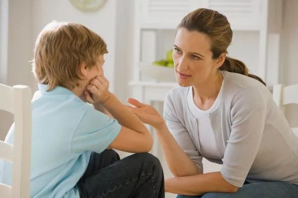 Parenting Tips: आपके बच्चे भी हो रहे है बड़े, तो पेरेंट्स भूलकर भी न करें ये गलतियां