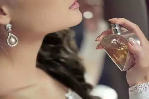 Perfume In Summer: शरीर में लंबे समय तक टिकेगा परफ्यूम, ट्राई करें ये टिप्स