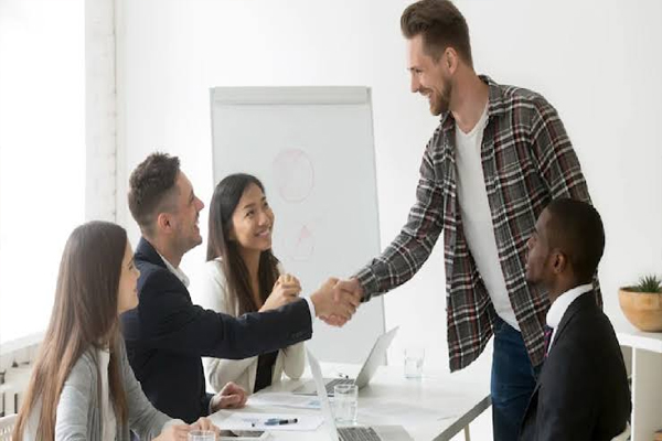 Personality Tips: कम शब्दों में गहरी छाप छोड़ने के लिए अपनाएं ये आदतें