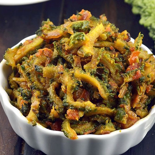 इस तरह मेहमानों को बनाकर खिलाएं करेले की सब्जी, नहीं लगेगा कड़वा