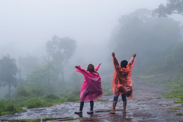 घुमक्कड़ लोगों के लिए बरसात का मौसम है बेस्ट, फैमिली के साथ इन जगहों पर करें ट्रैवल