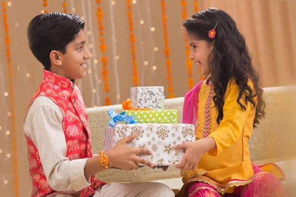 Raksha Bandhan Gift Ideas: इस रक्षाबंधन दें ऐसा गिफ्ट, जिसे देखकर भाई को याद आएं बचपन की खास बातें