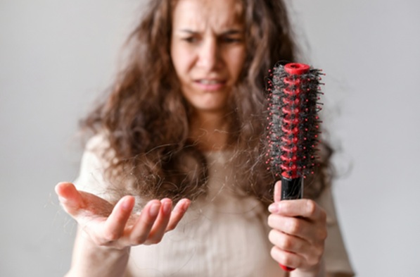 तेजी से बढ़ रहा हेयर फॉल, जानिए पोषक तत्वों की कमी जड़ों को कर देती है कमजोर
