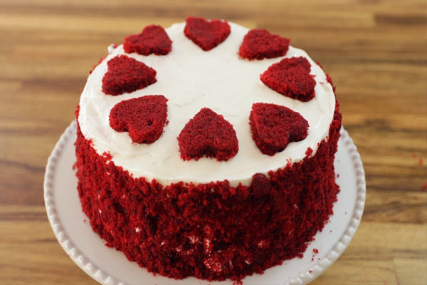 Red Velvet Cake Recipe: बर्थडे पर पार्टनर को बनाकर खिलाएं रेड वेलवेट केक, जानिए आसान विधि 