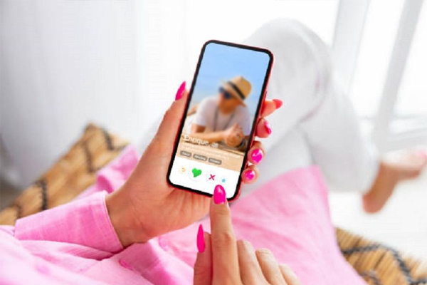 Relationship Tips: सोशल मीडिया के रील्स से ना करें रिश्ते की तुलना, जानिए क्या पड़ेगा असर
