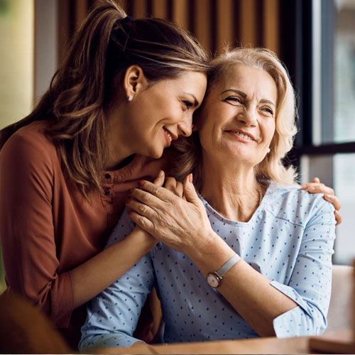 Relationship Tips: मुस्कुराती बहू पर न डालें परफेक्ट बहू बनने का दबाव, इस तरह दें बेटी जैसा प्यार बना रहेगा रिश्ता