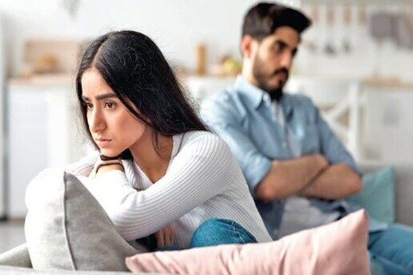 Relationship Tips: क्या आपका पार्टनर भी है मतलबी, इस तरह करें कंट्रोल
