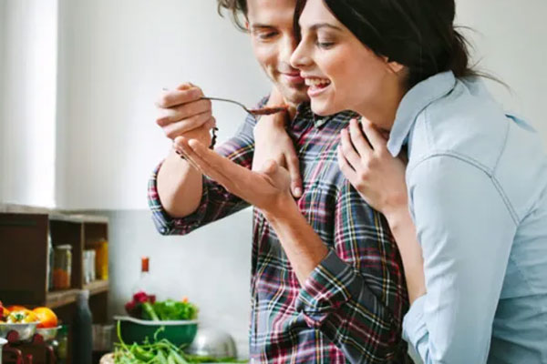 Relationship Tips: इस तरह पता लगाएं कितना प्यार करते हैं आपके पति, इन आदतों पर करें गौर