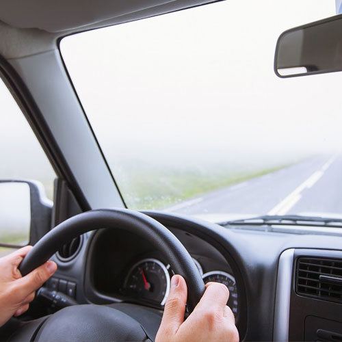 Safety Tips: घने कोहरे में करें सेफ ड्राइविंग, इन सेफ्टी टिप्स का रखें ध्यान 