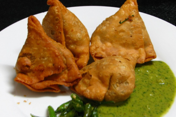 Samosa Recipe: घर पर मेहमानों को बनाकर खिलाएं समोसा, यहाँ मिलेगी आसान रेसिपी