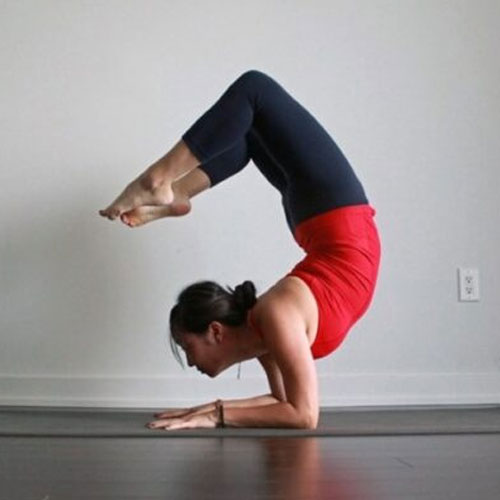 रक्त संचार बेहतर कर भरपूर एनर्जी देता है वृश्चिकासन, अभ्यास से मिलते हैं कई लाभ