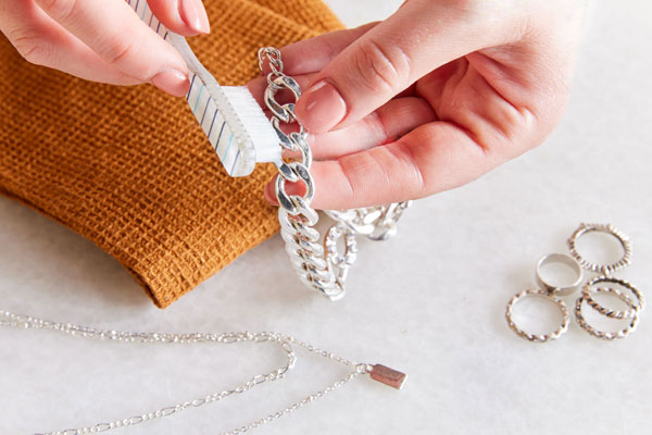 बहुत जल्दी काली हो जाती है चांदी की पायल, इस तरह घर पर कर सकती हैं चकाचक