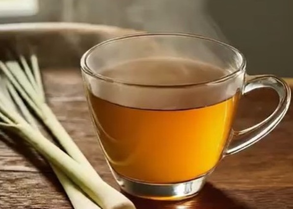 सर्दियों में लेमन ग्रास टी की चुस्की, इम्यूनिटी बूस्ट के साथ मिलेगी एनर्जी 
