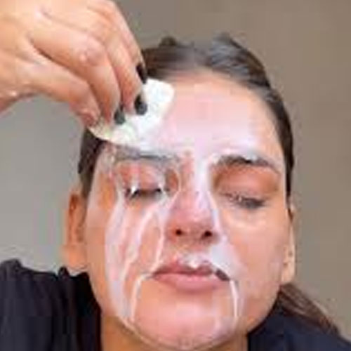 Skin Care Tips: चेहरे पर कच्चा दूध लगाने के है अनेकों फायदे, ग्लो करेगी त्वचा