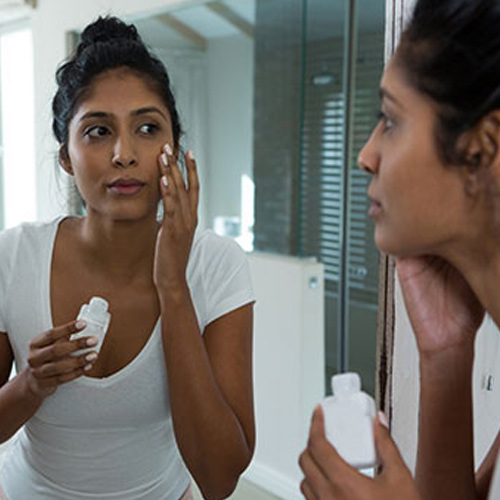 Skin Care Tips: चेहरे पर रह गए हैं पिंपल्स के निशान, तो इस तरह करें साफ