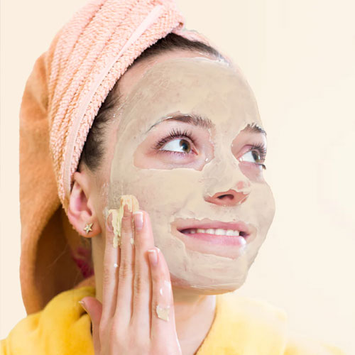 Skin Care Tips: क्या सर्दियों में चेहरे पर लगानी चाहिए मुल्तानी मिट्टी, जानिए स्किन केयर