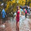 पटना की सड़कों पर बारिश के पानी में फोटोशूट 