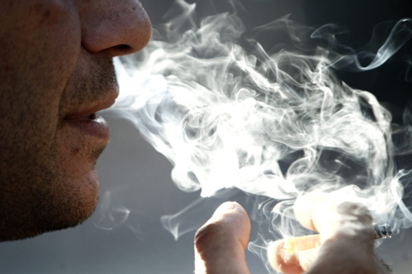 धूम्रपान बढ़ाता है फेफड़ों के कैंसर का खतरा