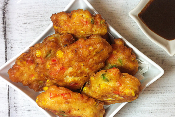 घर पर इस तरह बनाएं स्पाइसी Corn Fritters....