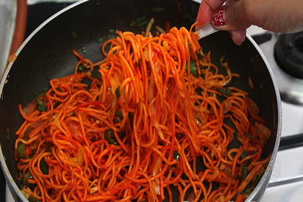 घर पर ऐसे बनाएंSpicy Stir Fry Noodles with Schezwan Sauce..... 