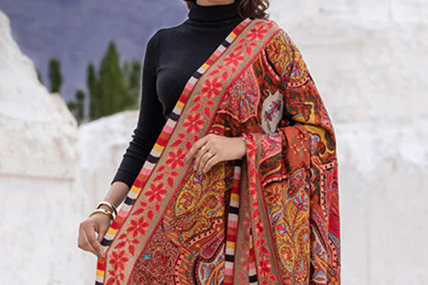 सर्दियों में इस तरह स्टाइल करें शॉल, दिखेंगी स्टाइलिश