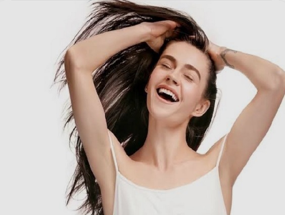 गर्मियों में बालों का ख्याल, पसीने की चिपचिपाहट से लेकर हेयर सनस्क्रीन तक
