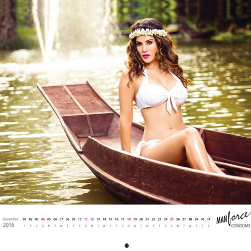 बेबी Doll सनी कामुक अंदाज मेंcalendar पर छायीं...