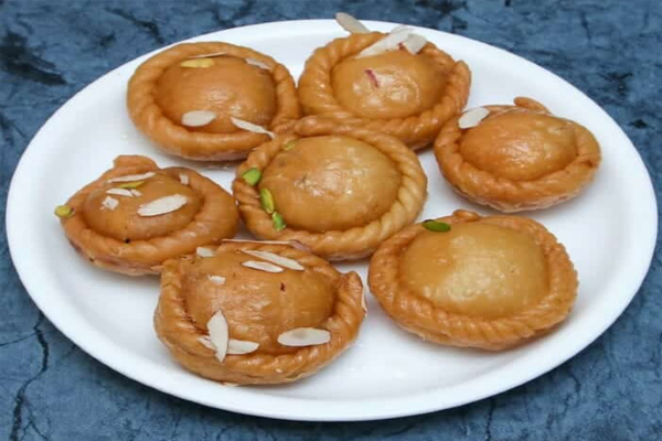 Sweet Recipe: कुछ मीठा खाने का हो रहा है मन? घर पर बनाएं स्वादिष्ट चंद्रकला मिठाई