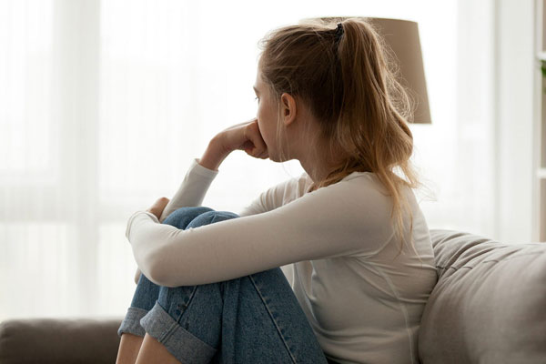 टीनएज बच्चे अकेलापन करते है महसूस, पेरेंट्स रखें ध्यान
