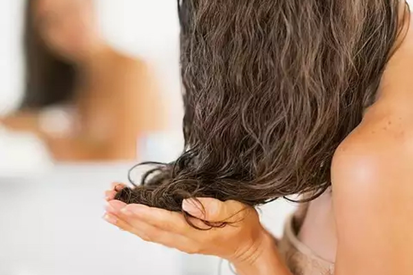 बरसात के मौसम में खो गई है बालों की खूबसूरती, तो इस तरह से करें देखभाल