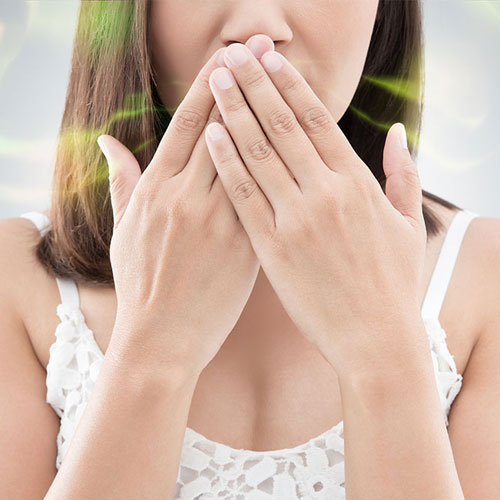 मुंह से आने वाली गंदी बदबू करती है शर्मिंदा, इस तरह करें कंट्रोल