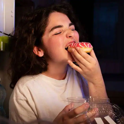 बार-बार खाने की आदत कर रही पाचन शक्ति को कमजोर, आयुर्वेद में बताए गए हैं इसके नकारात्मक प्रभाव