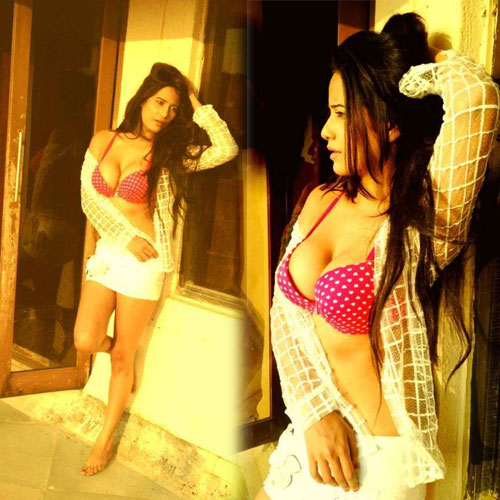 Poonam Pandey ने छत पर दिखाई Hot अदाएं