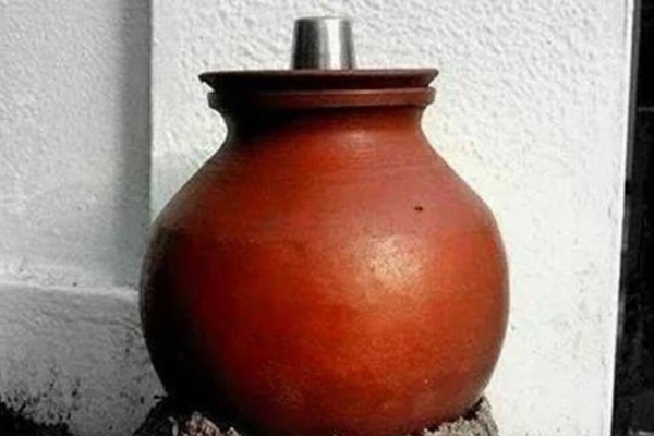 फ्रिज जैसा ठंडा रहेगा आपके मटके का पानी, बस कर लीजिए ये काम