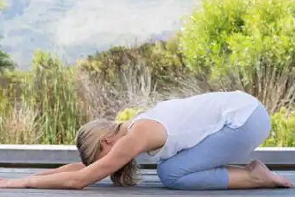 बुजुर्गों के लिए वरदान हैं ये योगासन, दूर होगा जोड़ों के दर्द और तनाव