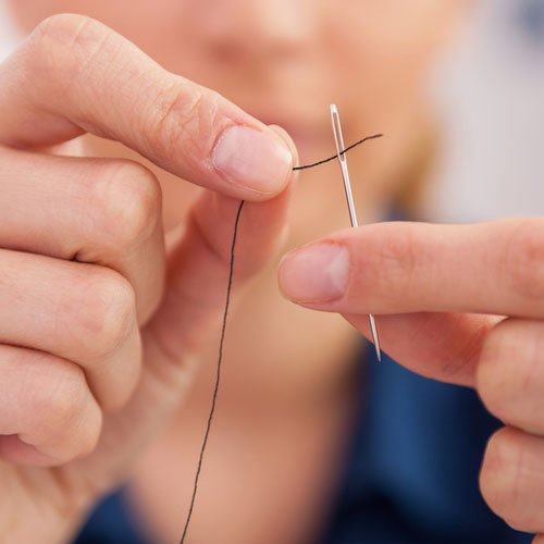 सुई में धागा डालना लगता है मुश्किल, तो इस तरह बनाएं आसान