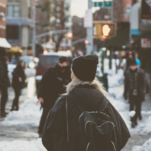 Travel Tips: सर्दियों में कर रही हैं ट्रैवल, तो इस तरह रखें अपना ध्यान