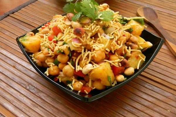 दिवाली पर घर आए मेहमानों को खिलाएं आलू चना चाट, ये है आसान रेसिपी