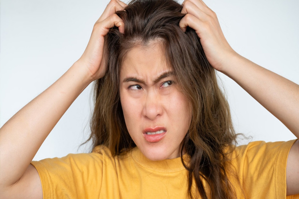 मानसून में स्कैल्प पर होने वाली खुजली से हैं परेशान? इन आसान तरीकों से रखें बालों की जड़ों को स्वस्थ