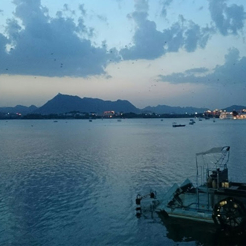 उदयपुर: रूमानी मौसम में हो जाए रोमांटिक... 